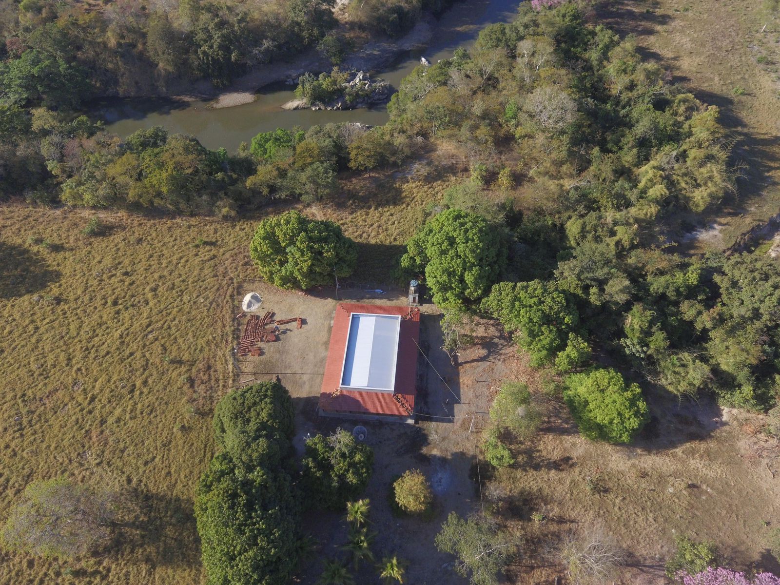 Fazenda à Venda na Região do Vale do Araguaia / 9.975 hectares de área total / 150 divisões de pasto / 1000 cabeças de gado de confinamento / Mozarlândia