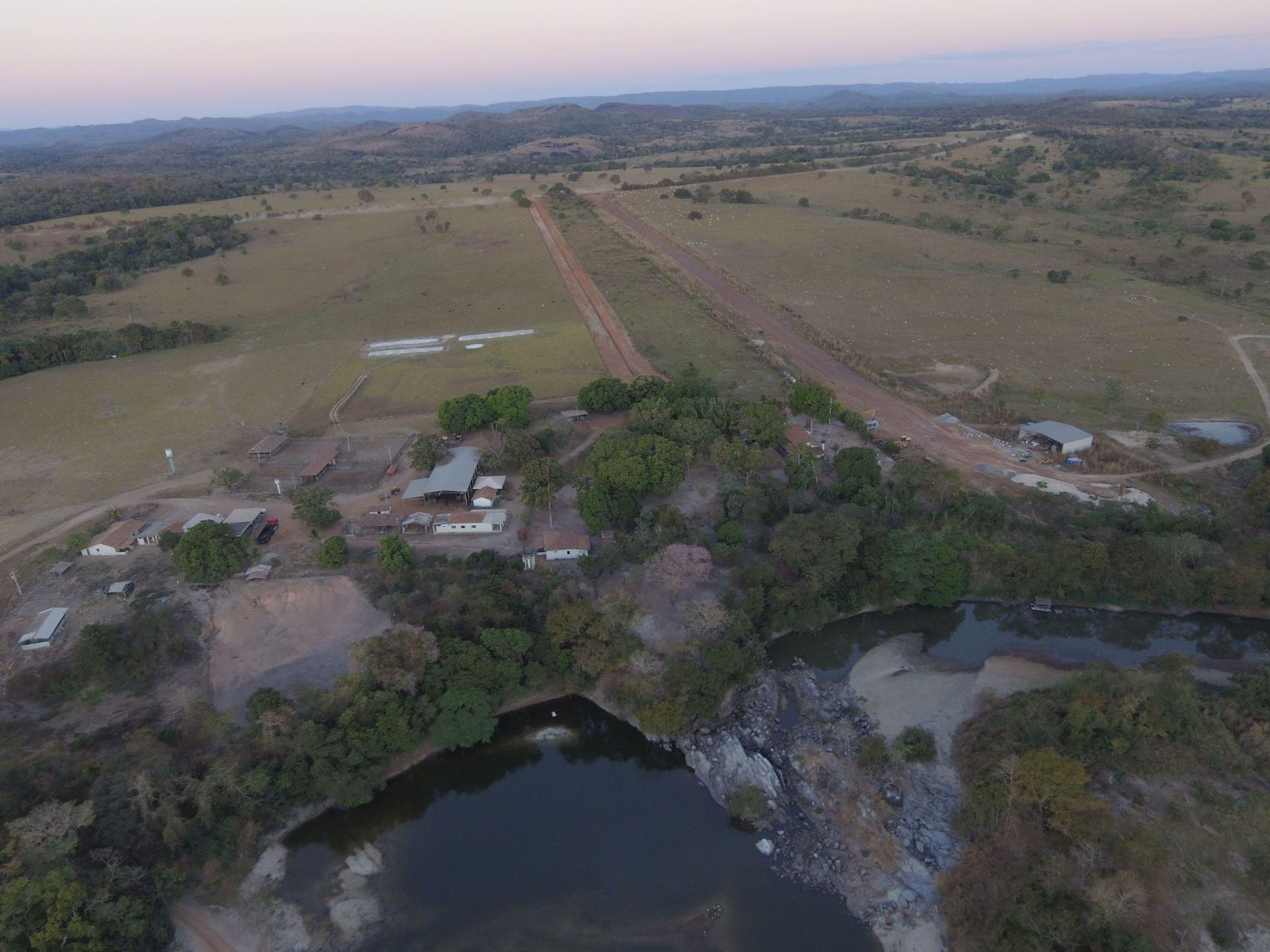 Fazenda à Venda na Região do Vale do Araguaia / 9.975 hectares de área total / 150 divisões de pasto / 1000 cabeças de gado de confinamento / Mozarlândia