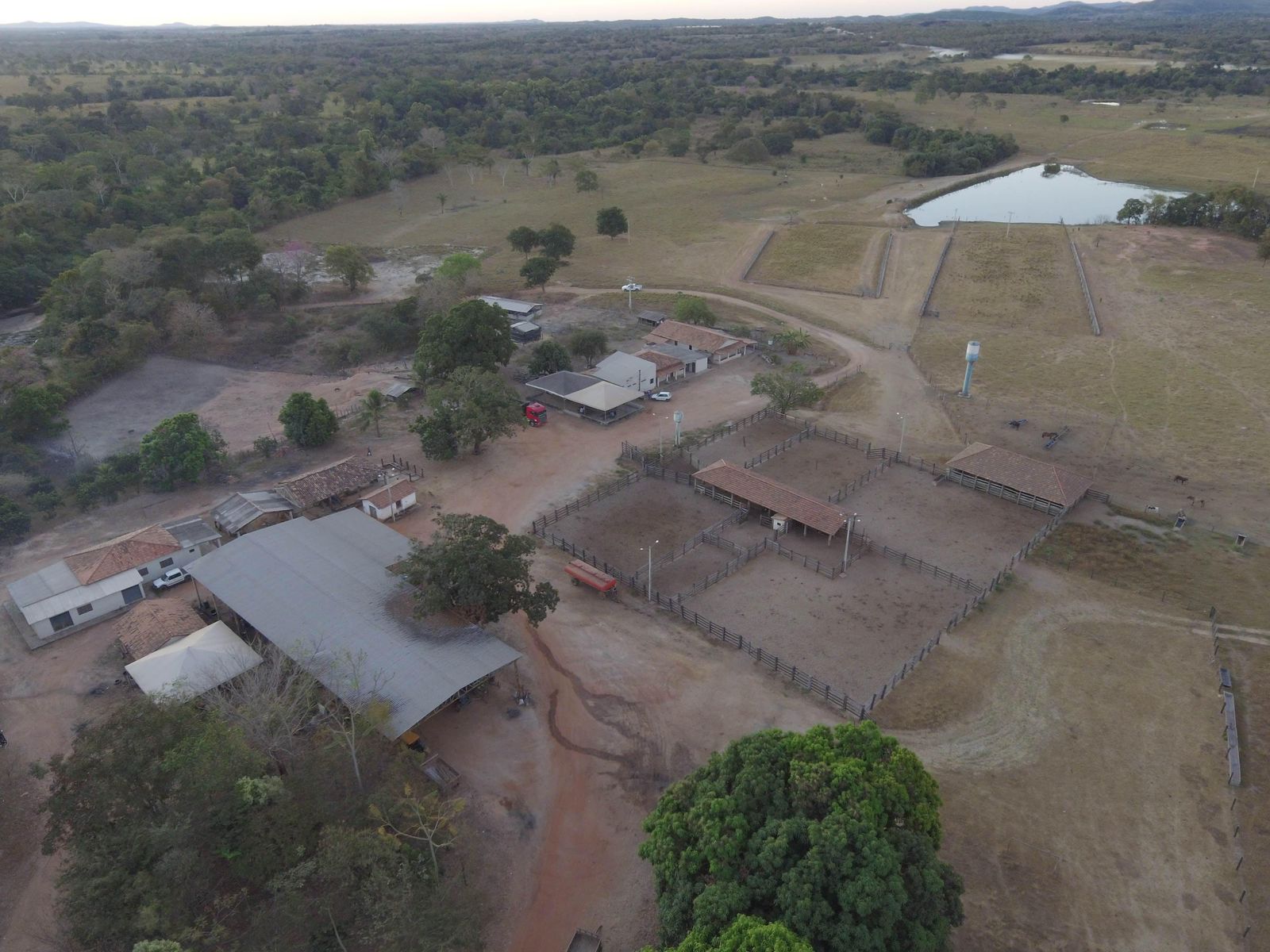 Fazenda à Venda na Região do Vale do Araguaia / 9.975 hectares de área total / 150 divisões de pasto / 1000 cabeças de gado de confinamento / Mozarlândia