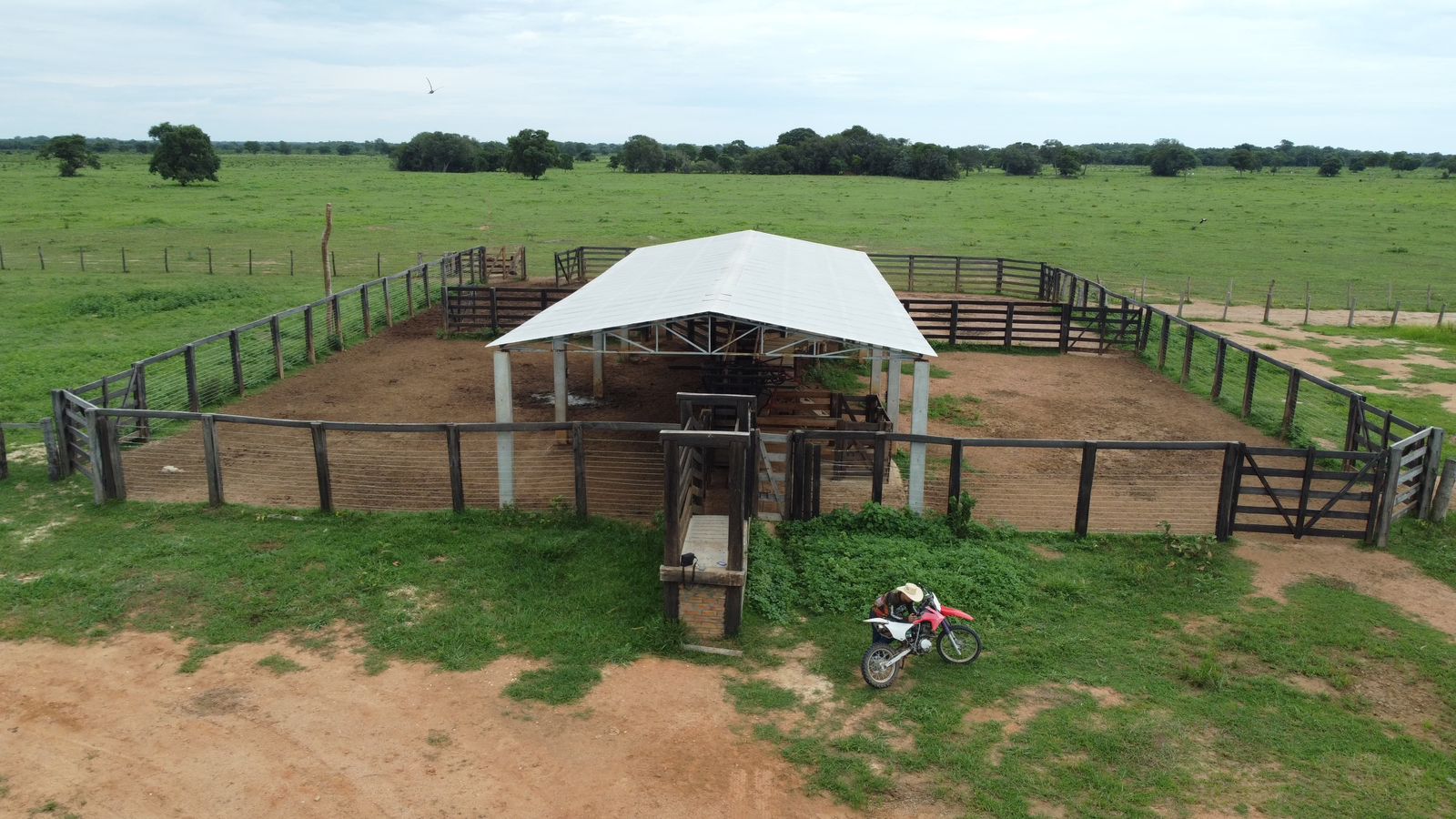 Fazenda à Venda em Araguaiana - MT / 4.158 hectares de área total / 2.900 hectares de área de pastagem / 23 divisões de pasto / curral com brete e balança / galpão de máquinas