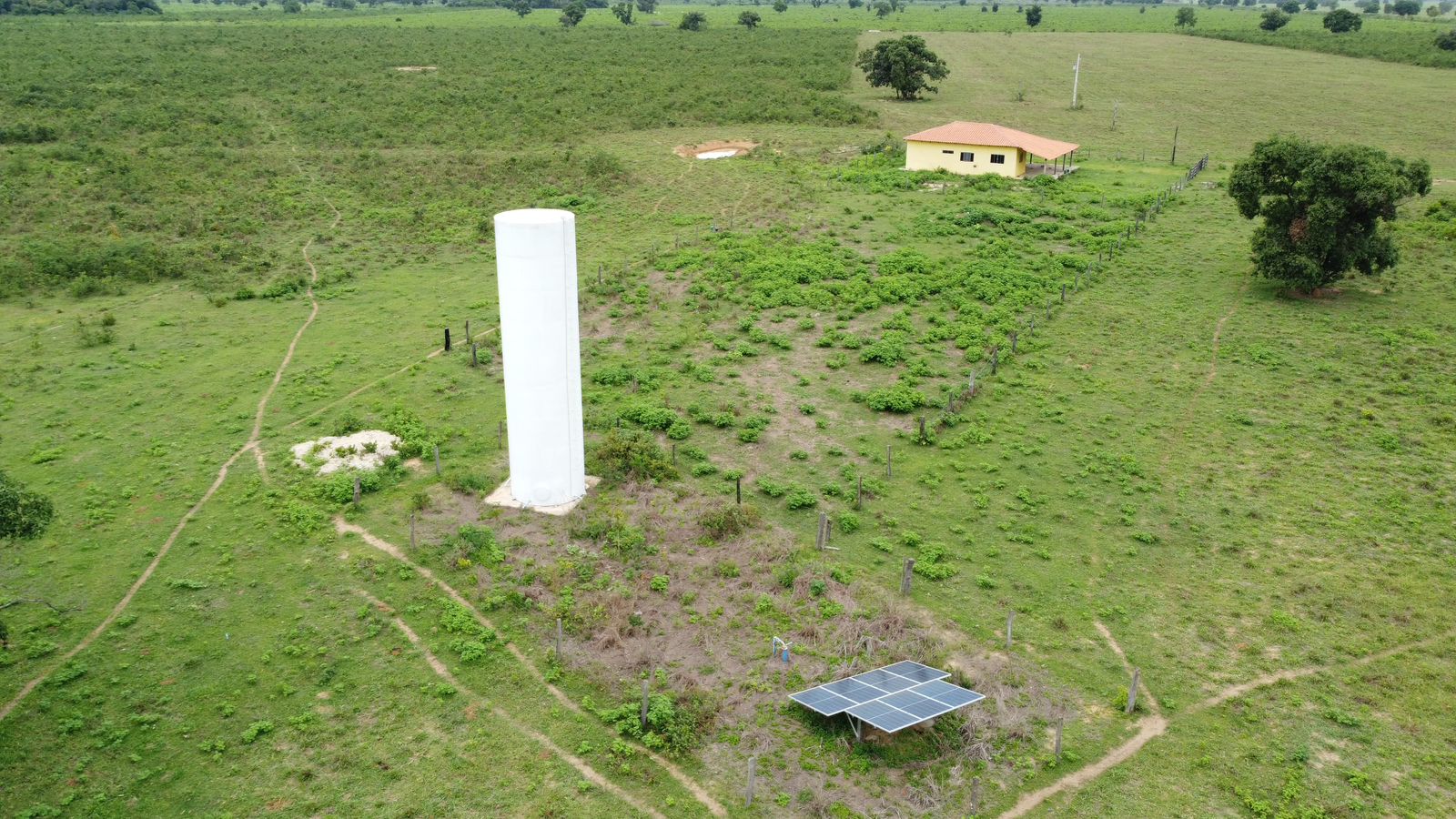 Fazenda à Venda em Araguaiana - MT / 4.158 hectares de área total / 2.900 hectares de área de pastagem / 23 divisões de pasto / curral com brete e balança / galpão de máquinas