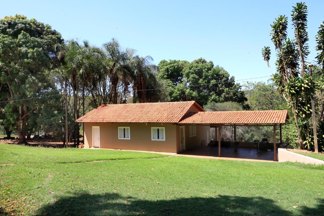 Fazenda de Alto Padrão / 18alq(GO) de Terra de cultura / São Miguel do Passa Quatro / 80km de Goiânia / 400 cabeças de gado / 850 metros de altitude / Fazenda plana / Benfeitorias Completas