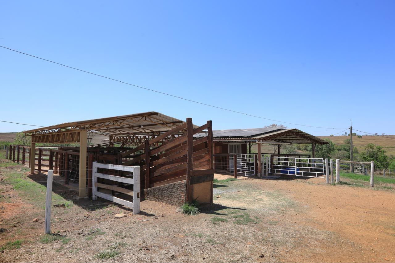 Fazenda de Alto Padrão / 18alq(GO) de Terra de cultura / São Miguel do Passa Quatro / 80km de Goiânia / 400 cabeças de gado / 850 metros de altitude / Fazenda plana / Benfeitorias Completas