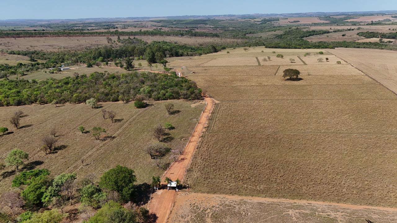 Fazenda de Alto Padrão / 18alq(GO) de Terra de cultura / São Miguel do Passa Quatro / 80km de Goiânia / 400 cabeças de gado / 850 metros de altitude / Fazenda plana / Benfeitorias Completas